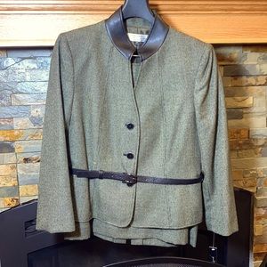 Green skirt suit Tahari 10p